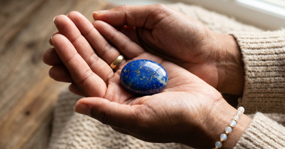 掌の上で静かに輝くパワーストーン。自分を取り戻すアンカーとしてのイメージ