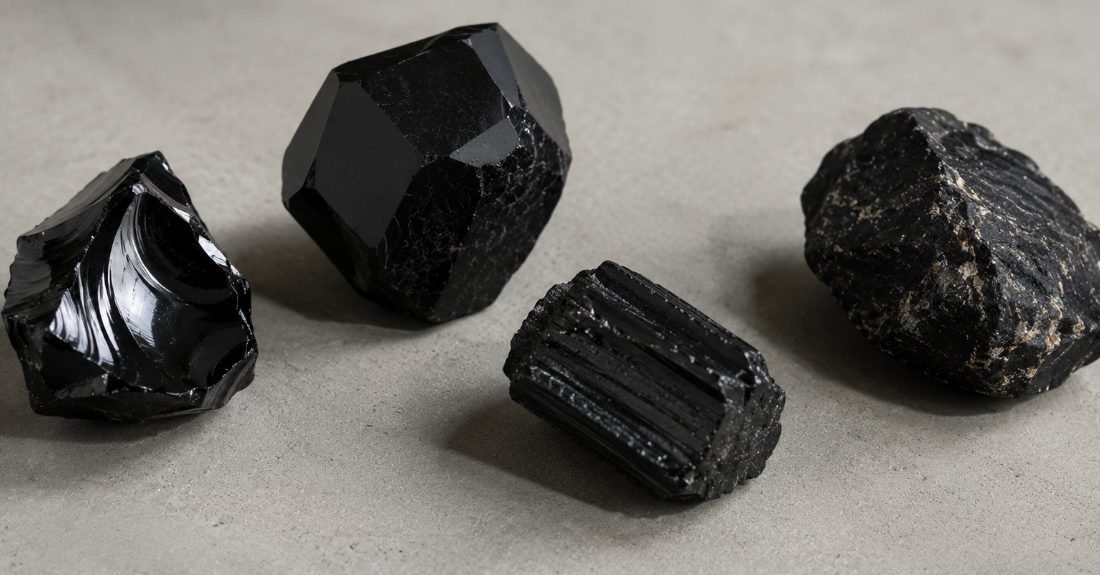 特徴や質感の異なる4種類の黒い天然石の比較イメージ