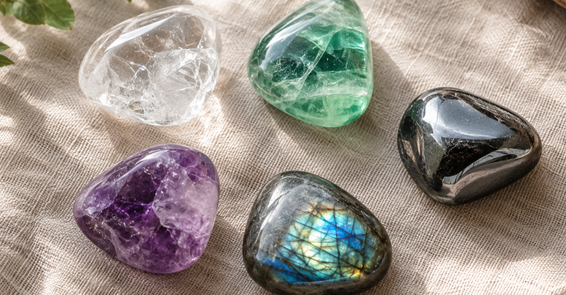 水晶、フローライト、ヘマタイト、アメジスト、ラブラドライトの5種類の天然石タンブル